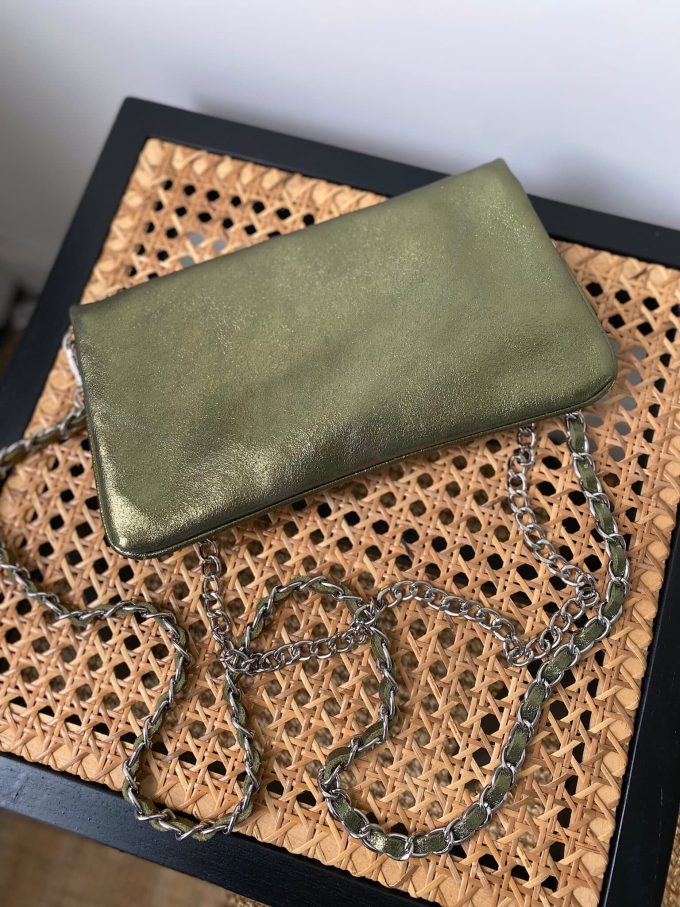 Sac pochette kaki métallisée avec chaînes argentées