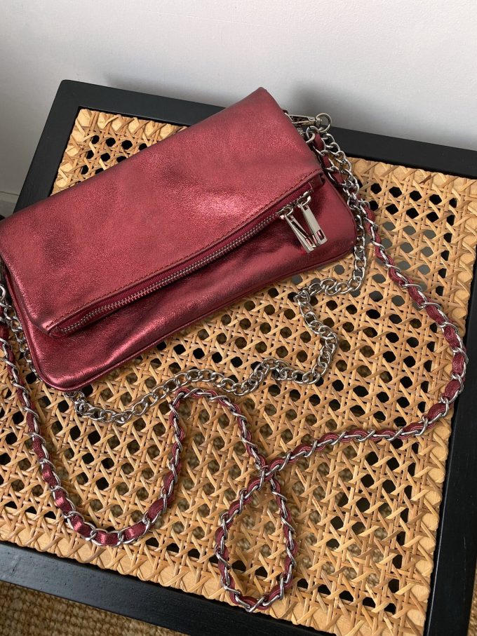 Sac pochette rouge métallisée avec chaînes argentées