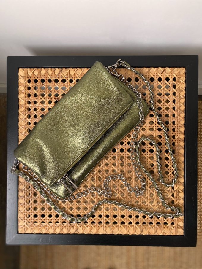 Sac pochette kaki métallisée avec chaînes argentées