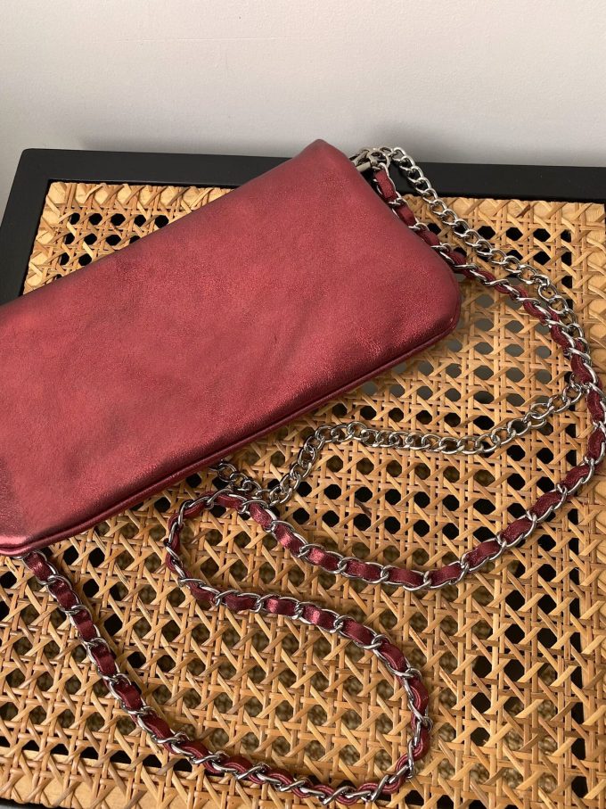 Sac pochette rouge métallisée avec chaînes argentées