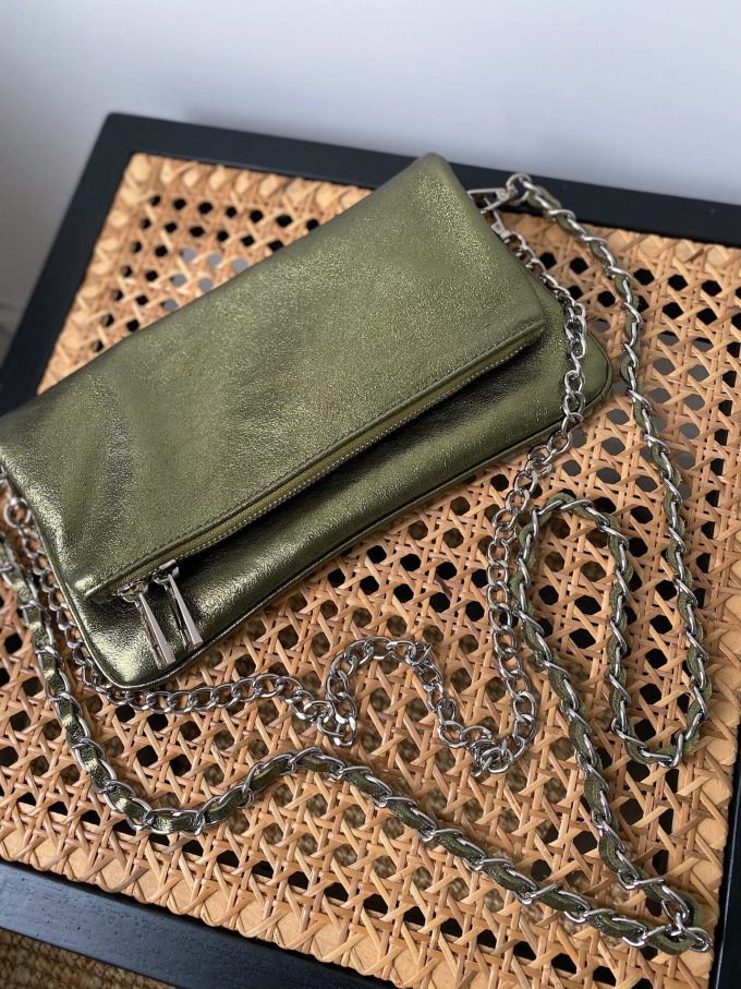Sac pochette kaki métallisée avec chaînes argentées