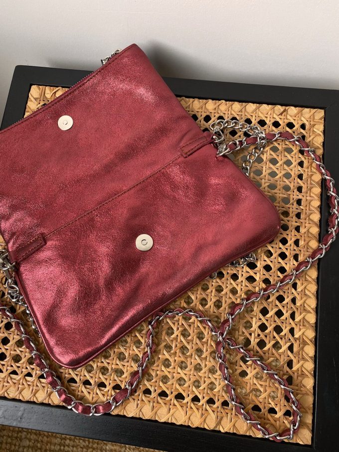 Sac pochette rouge métallisée avec chaînes argentées