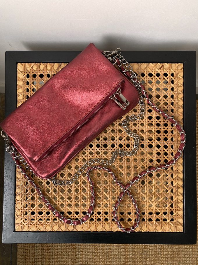 Sac pochette rouge métallisée avec chaînes argentées