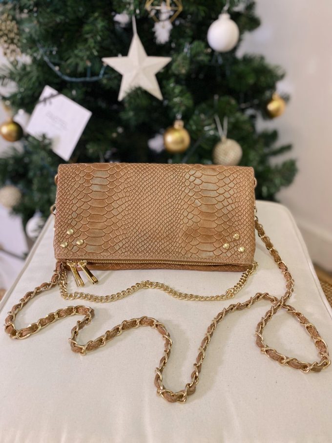 Pochette Crocky taupe clair avec détails dorés vue de face