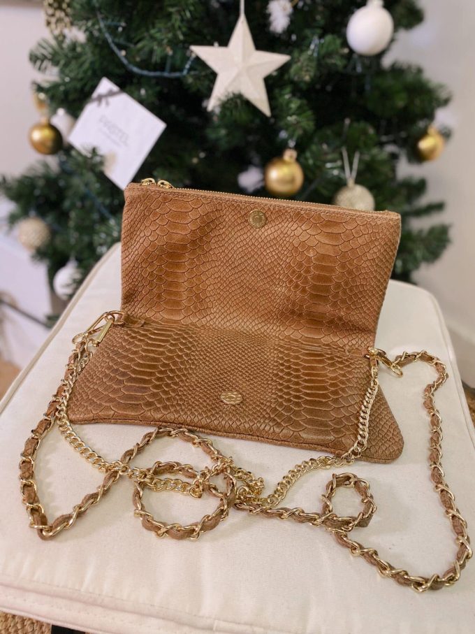 Pochette Crocky taupe clair avec détails dorés ouverte