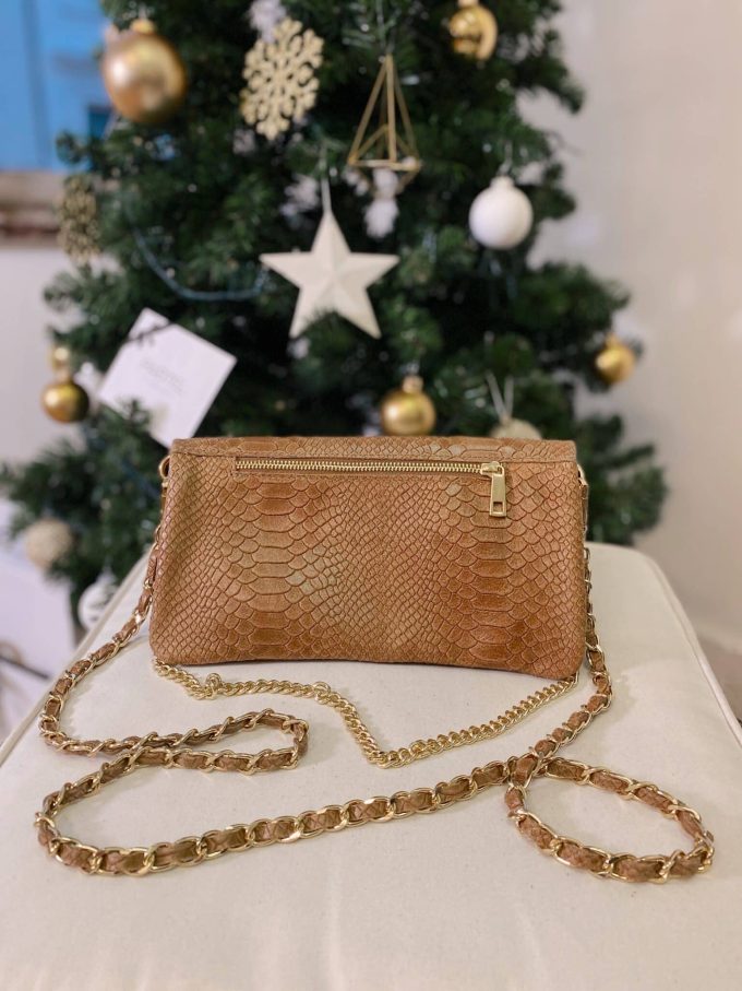 Pochette Crocky taupe clair avec détails dorés vue arrière