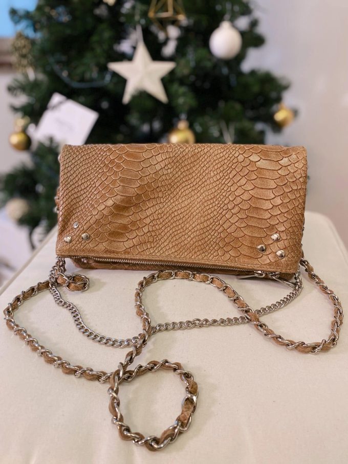 Pochette Crocky taupe clair détails argentés vue de face